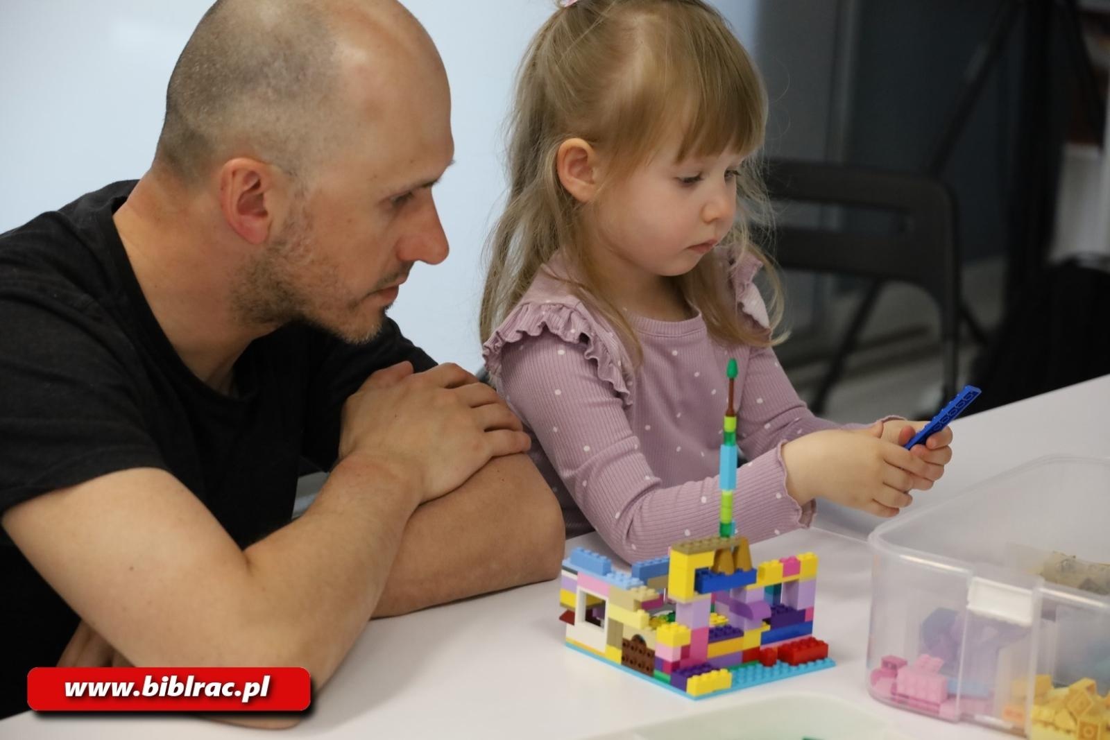 Zdjęcie w galerii na portalu naszraciborz.pl: Przygoda z klockami LEGO w bibliotecznym Klubie Ojca wiadomości z regionu