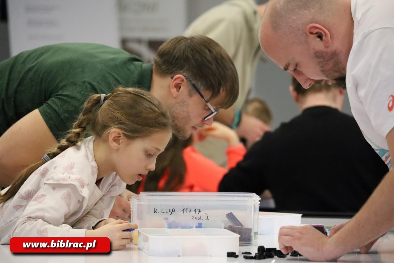 Zdjęcie w galerii na portalu naszraciborz.pl: Przygoda z klockami LEGO w bibliotecznym Klubie Ojca wiadomości z regionu