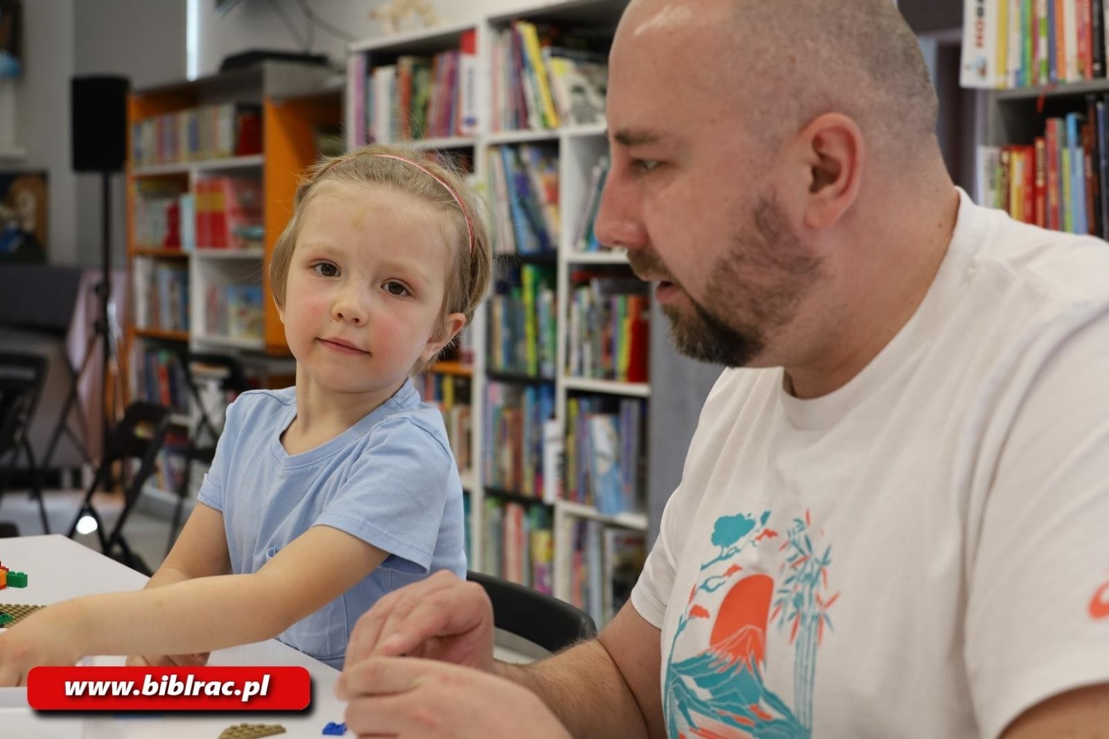 Zdjęcie w galerii na portalu naszraciborz.pl: Przygoda z klockami LEGO w bibliotecznym Klubie Ojca wiadomości z regionu