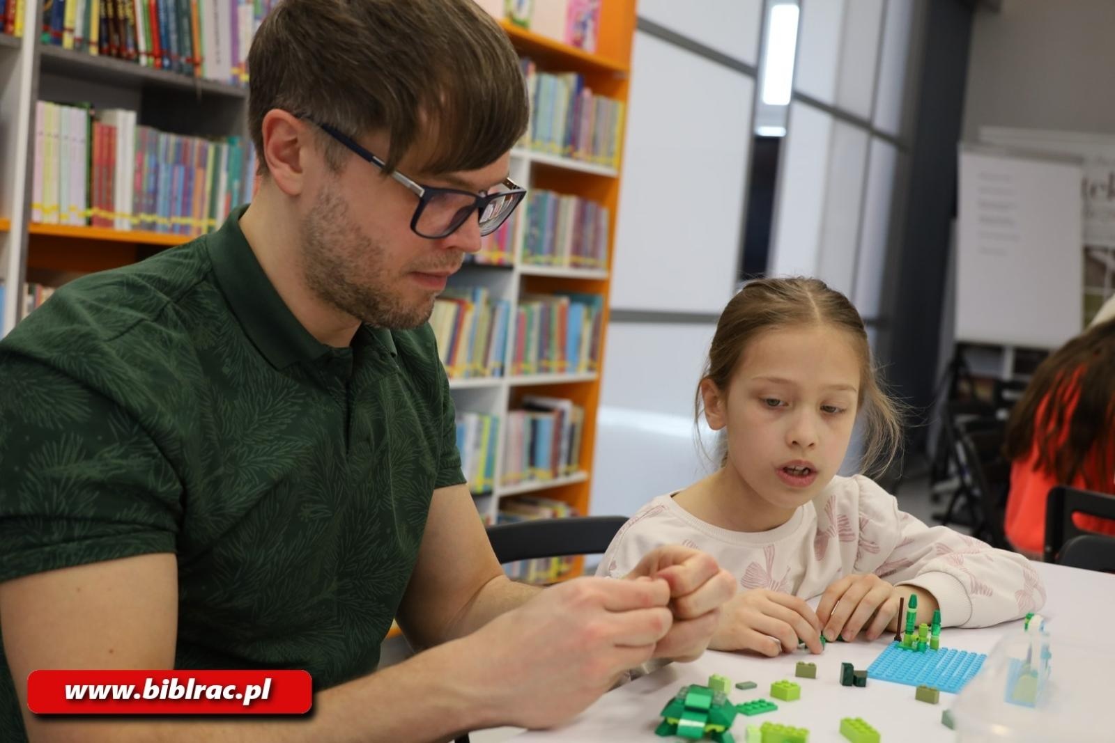 Zdjęcie w galerii na portalu naszraciborz.pl: Przygoda z klockami LEGO w bibliotecznym Klubie Ojca wiadomości z regionu