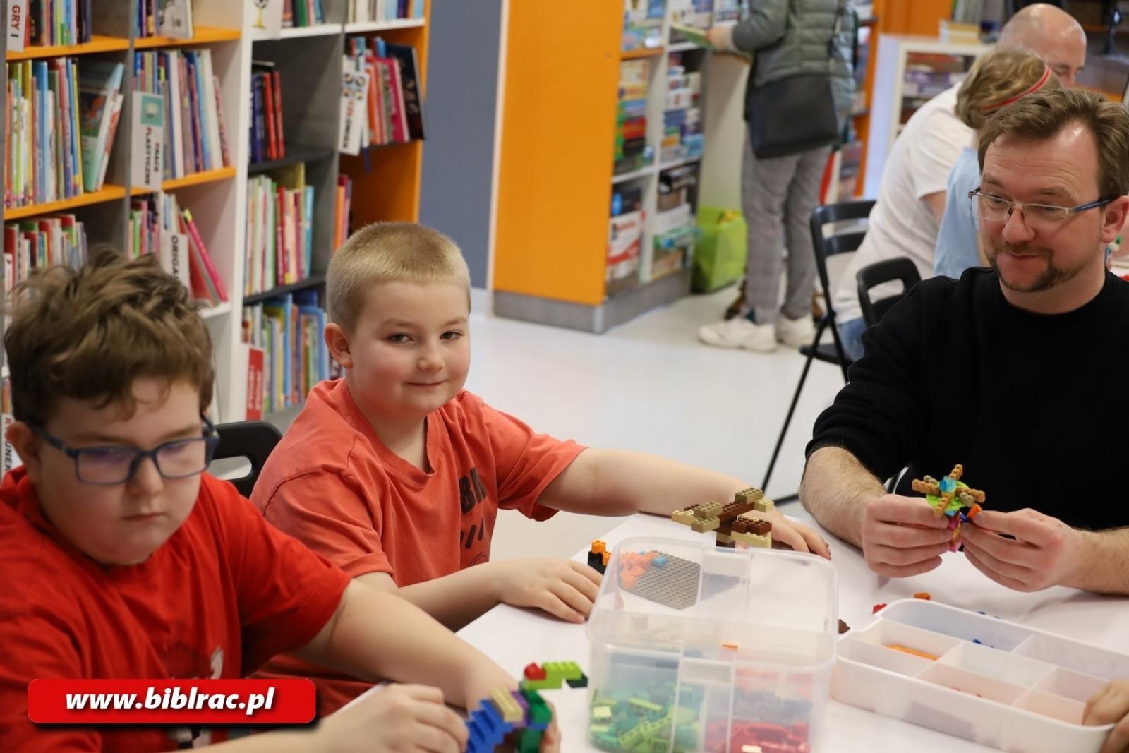 Zdjęcie w galerii na portalu naszraciborz.pl: Przygoda z klockami LEGO w bibliotecznym Klubie Ojca wiadomości z regionu