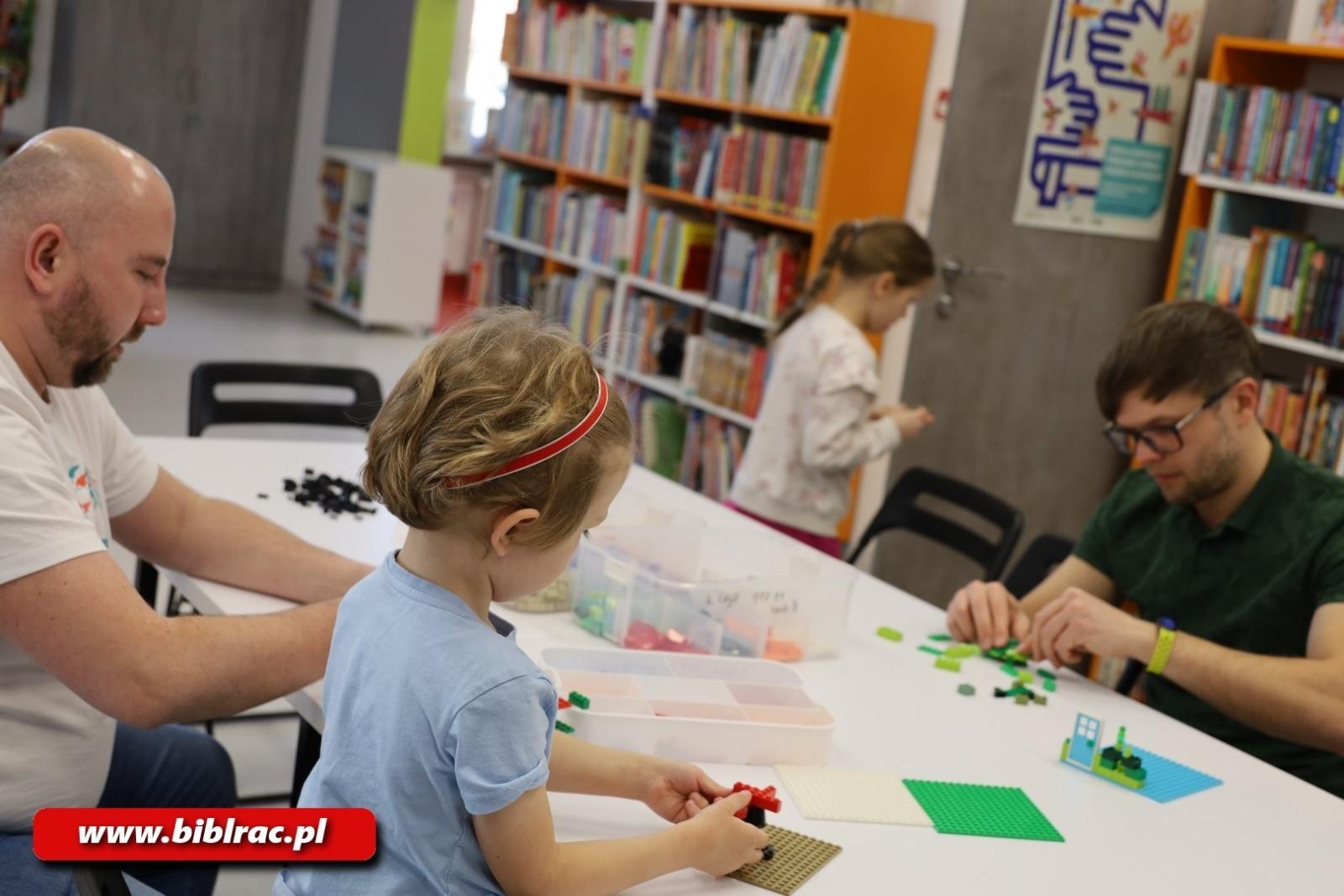 Zdjęcie w galerii na portalu naszraciborz.pl: Przygoda z klockami LEGO w bibliotecznym Klubie Ojca wiadomości z regionu