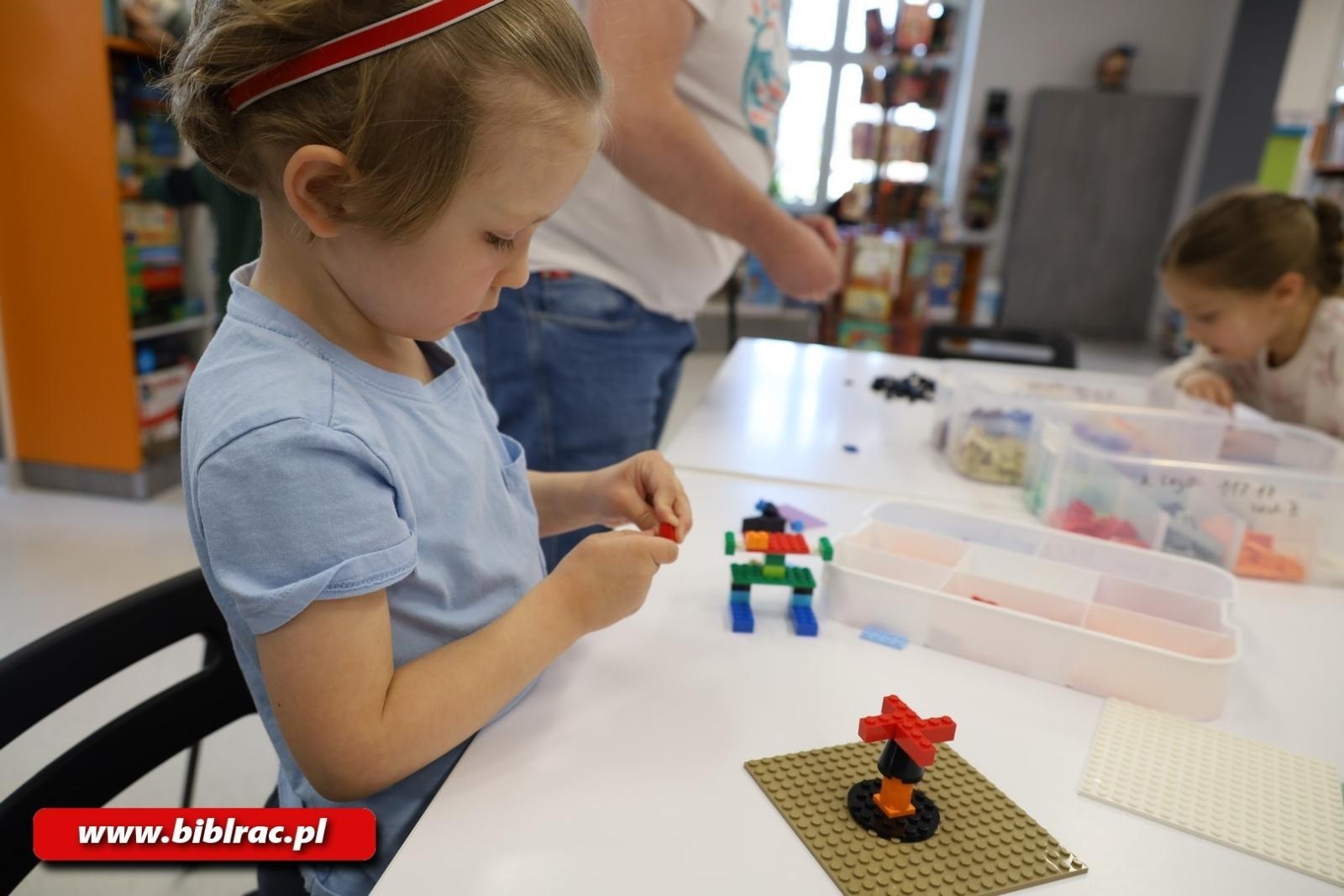 Zdjęcie w galerii na portalu naszraciborz.pl: Przygoda z klockami LEGO w bibliotecznym Klubie Ojca wiadomości z regionu