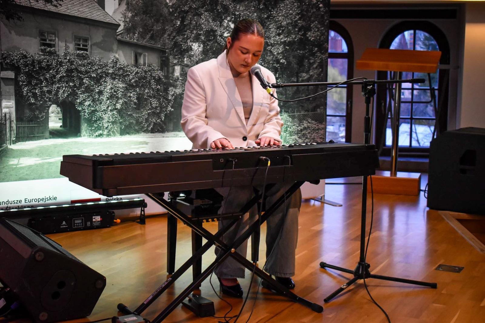 Zdjęcie w galerii na portalu naszraciborz.pl: Muzyczne powitanie wiosny na Zamku Piastowskim – koncert uczniów Ogniska Muzycznego Fulnart wiadomości z regionu