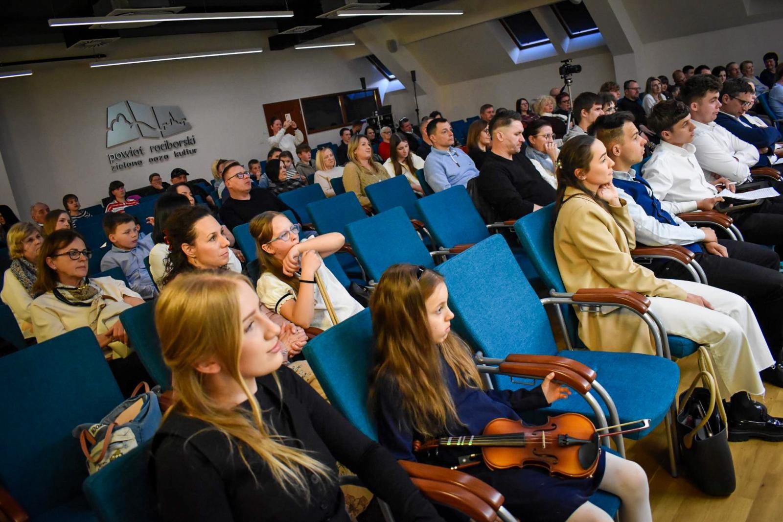 Zdjęcie w galerii na portalu naszraciborz.pl: Muzyczne powitanie wiosny na Zamku Piastowskim – koncert uczniów Ogniska Muzycznego Fulnart wiadomości z regionu