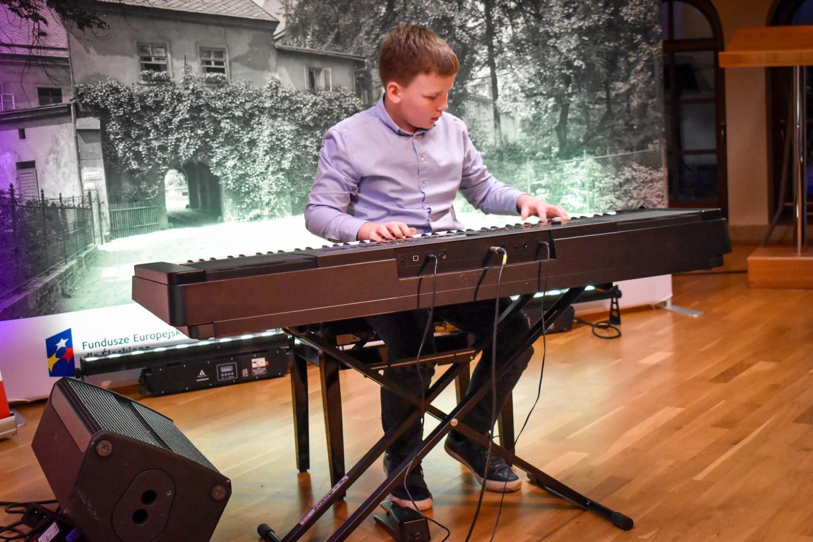 Zdjęcie w galerii na portalu naszraciborz.pl: Muzyczne powitanie wiosny na Zamku Piastowskim – koncert uczniów Ogniska Muzycznego Fulnart wiadomości z regionu