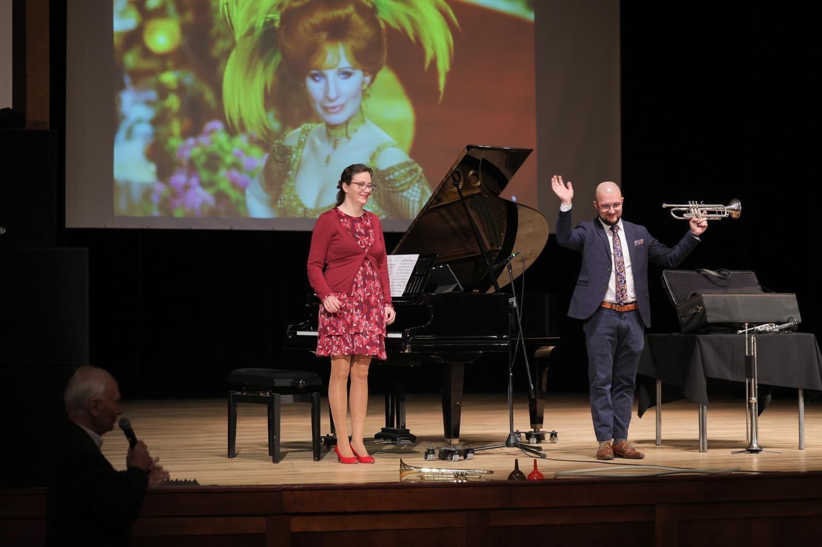 Zdjęcie w galerii na portalu naszraciborz.pl: Być jak Louis Armstrong? TRĄBKA w kilku odsłonach na koncertach umuzykalniających wiadomości z regionu