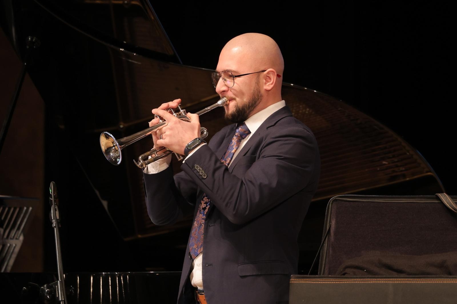 Zdjęcie w galerii na portalu naszraciborz.pl: Być jak Louis Armstrong? TRĄBKA w kilku odsłonach na koncertach umuzykalniających wiadomości z regionu