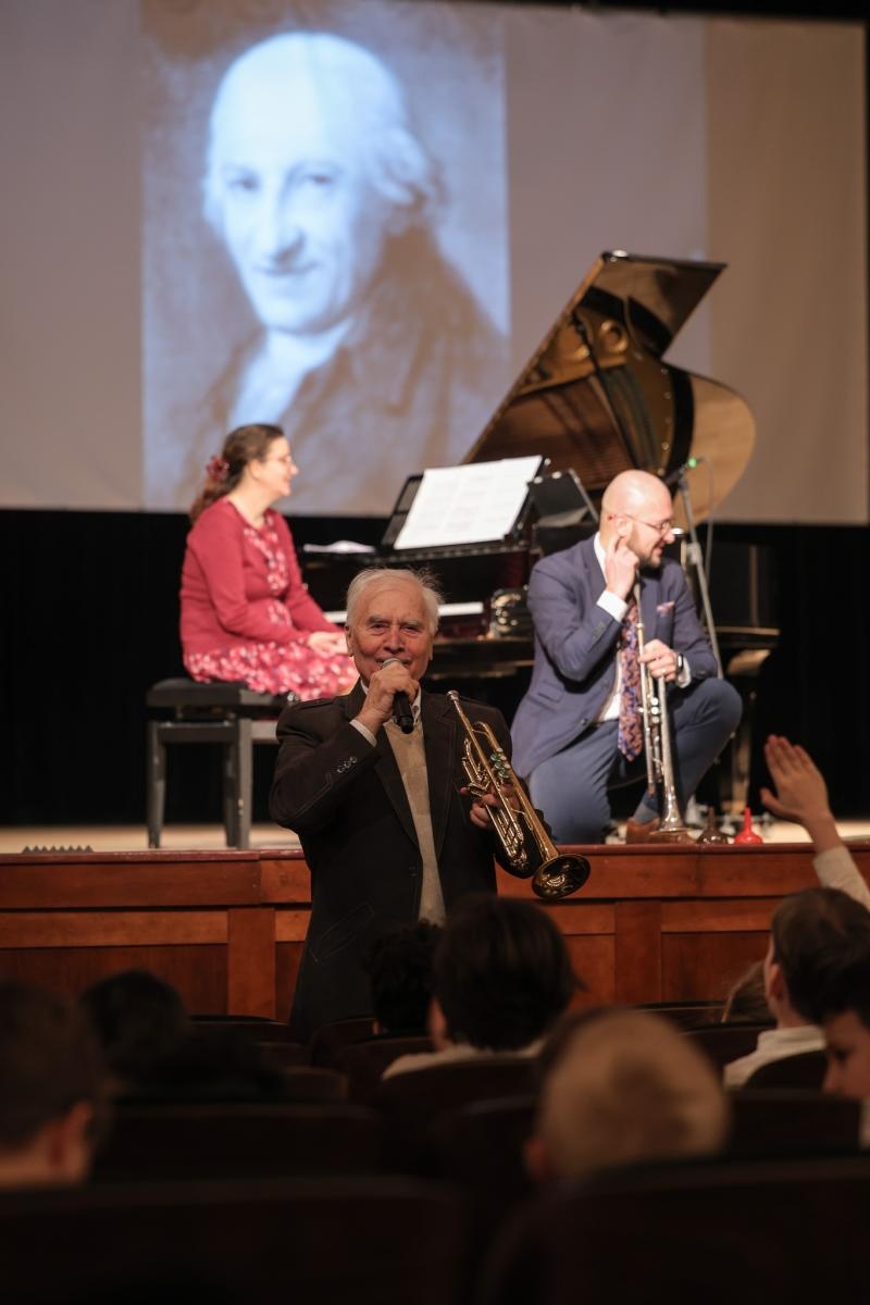 Zdjęcie w galerii na portalu naszraciborz.pl: Być jak Louis Armstrong? TRĄBKA w kilku odsłonach na koncertach umuzykalniających wiadomości z regionu