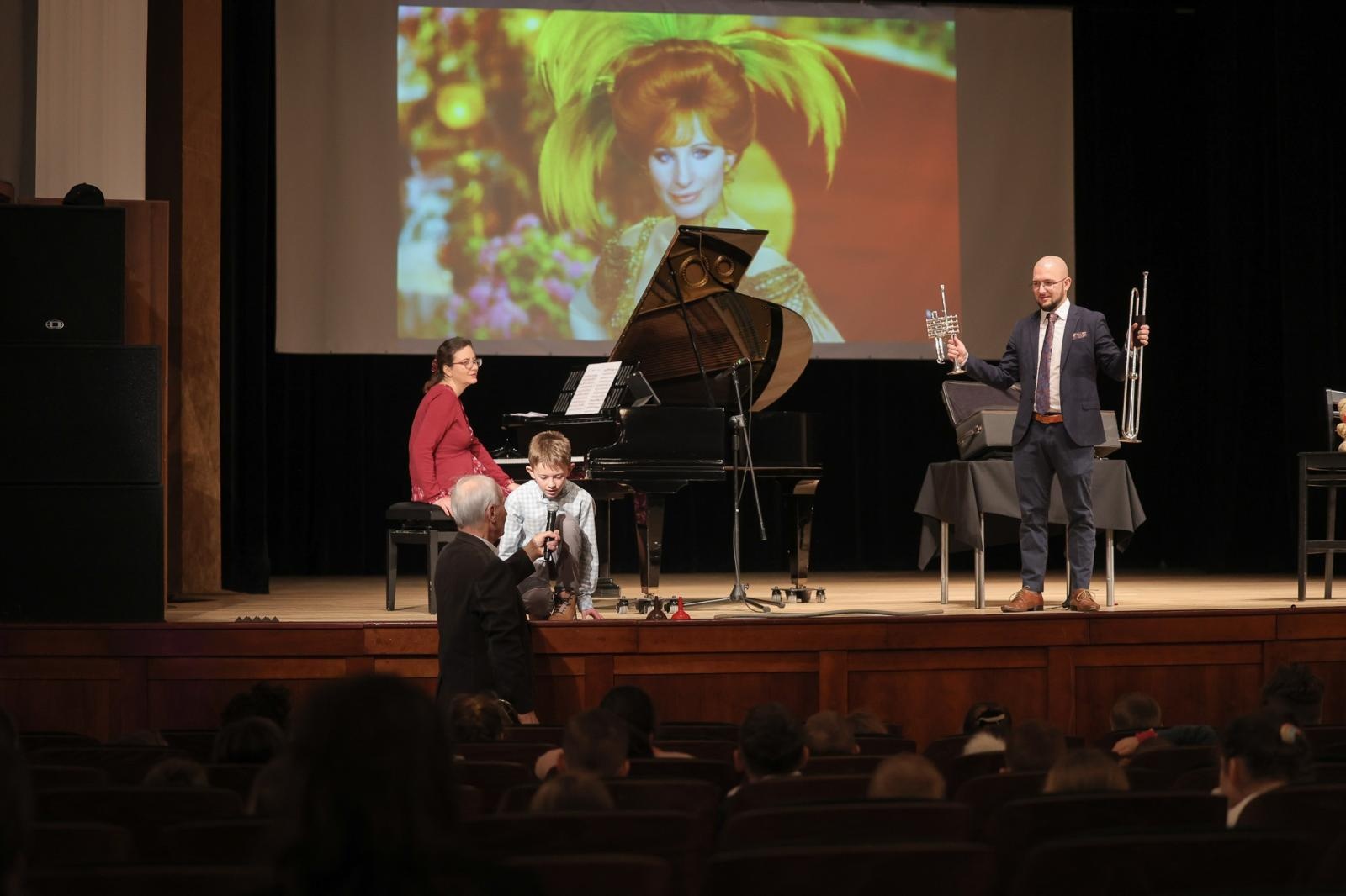 Zdjęcie w galerii na portalu naszraciborz.pl: Być jak Louis Armstrong? TRĄBKA w kilku odsłonach na koncertach umuzykalniających wiadomości z regionu