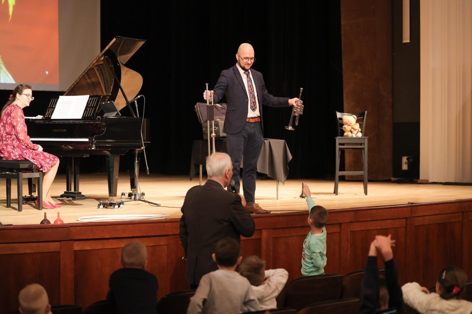 Zdjęcie w galerii na portalu naszraciborz.pl: Być jak Louis Armstrong? TRĄBKA w kilku odsłonach na koncertach umuzykalniających wiadomości z regionu
