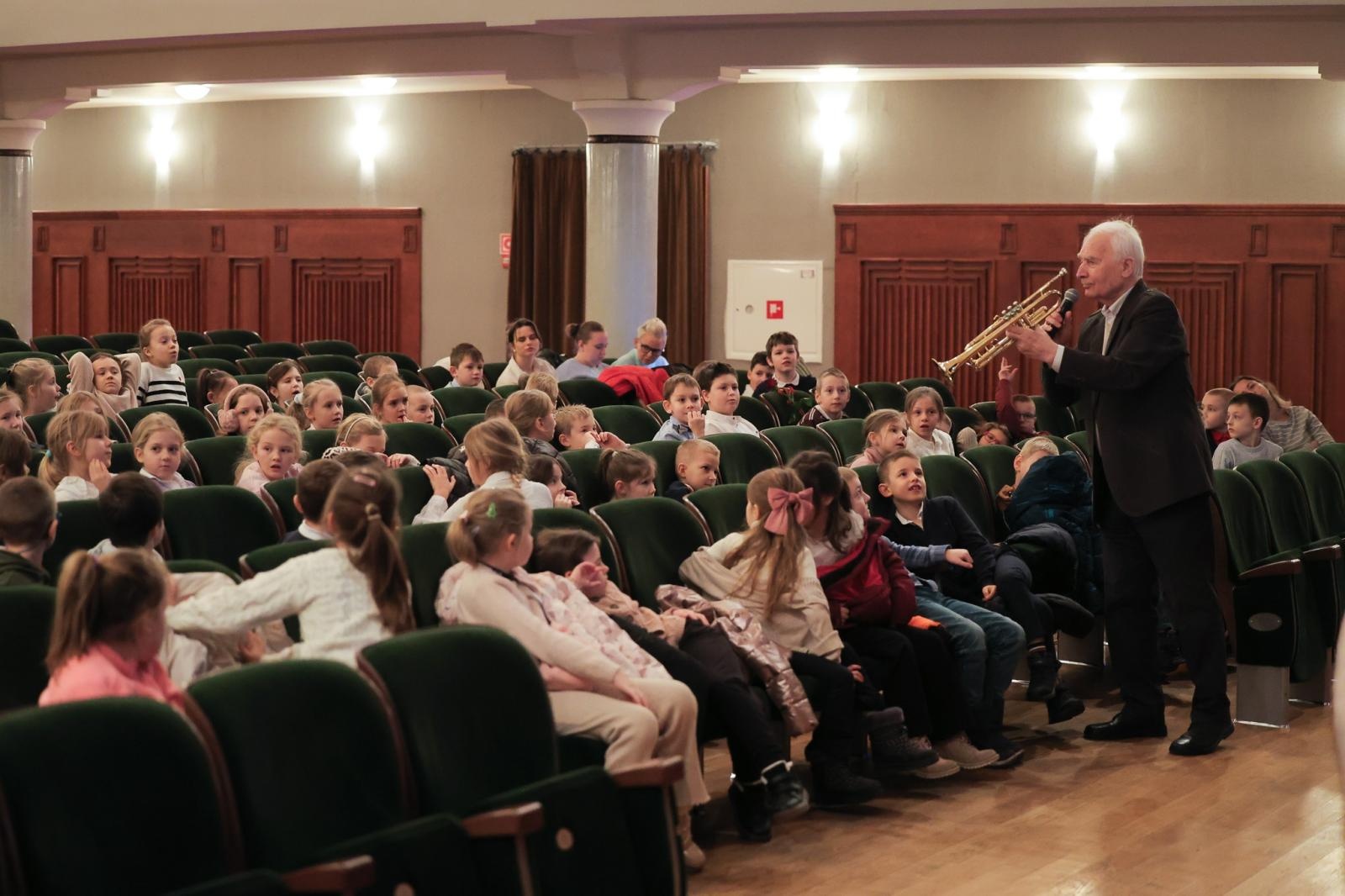 Zdjęcie w galerii na portalu naszraciborz.pl: Być jak Louis Armstrong? TRĄBKA w kilku odsłonach na koncertach umuzykalniających wiadomości z regionu