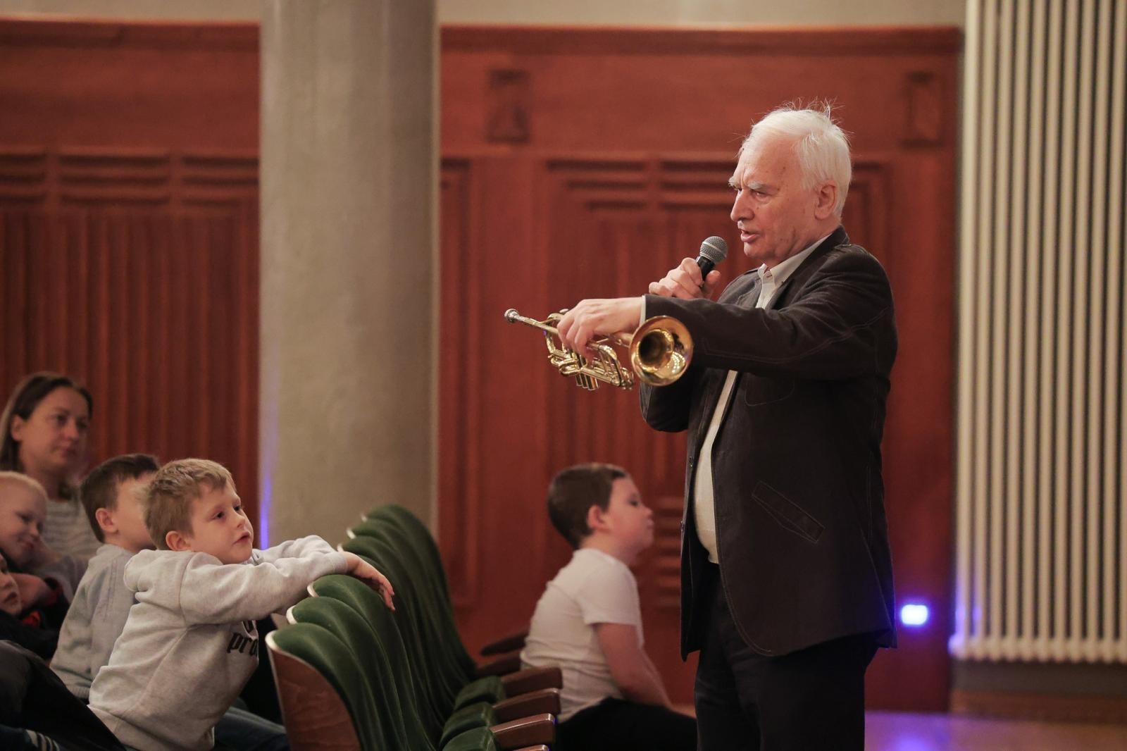 Zdjęcie w galerii na portalu naszraciborz.pl: Być jak Louis Armstrong? TRĄBKA w kilku odsłonach na koncertach umuzykalniających wiadomości z regionu
