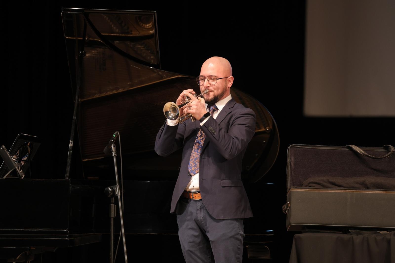 Zdjęcie w galerii na portalu naszraciborz.pl: Być jak Louis Armstrong? TRĄBKA w kilku odsłonach na koncertach umuzykalniających wiadomości z regionu