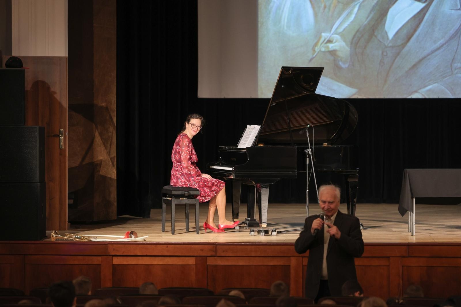 Zdjęcie w galerii na portalu naszraciborz.pl: Być jak Louis Armstrong? TRĄBKA w kilku odsłonach na koncertach umuzykalniających wiadomości z regionu