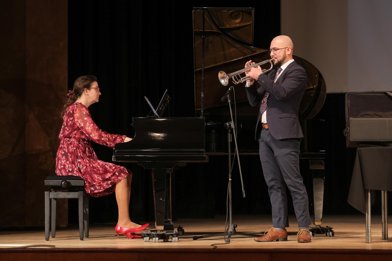 Zdjęcie w galerii na portalu naszraciborz.pl: Być jak Louis Armstrong? TRĄBKA w kilku odsłonach na koncertach umuzykalniających wiadomości z regionu