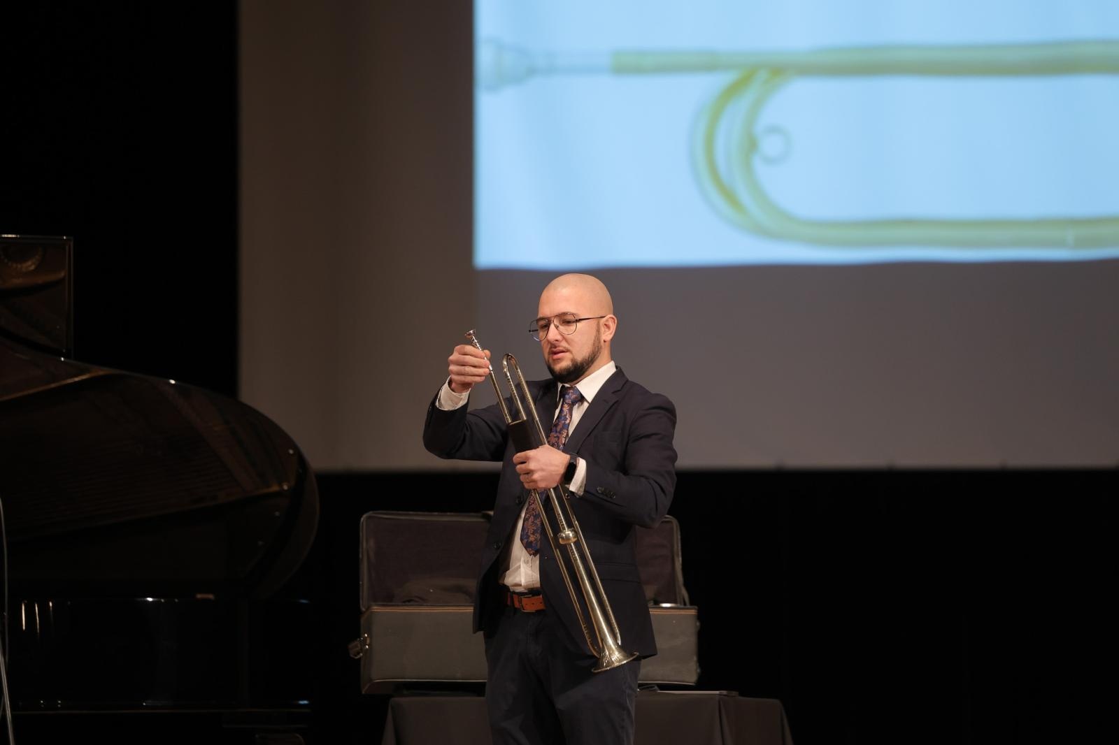 Zdjęcie w galerii na portalu naszraciborz.pl: Być jak Louis Armstrong? TRĄBKA w kilku odsłonach na koncertach umuzykalniających wiadomości z regionu