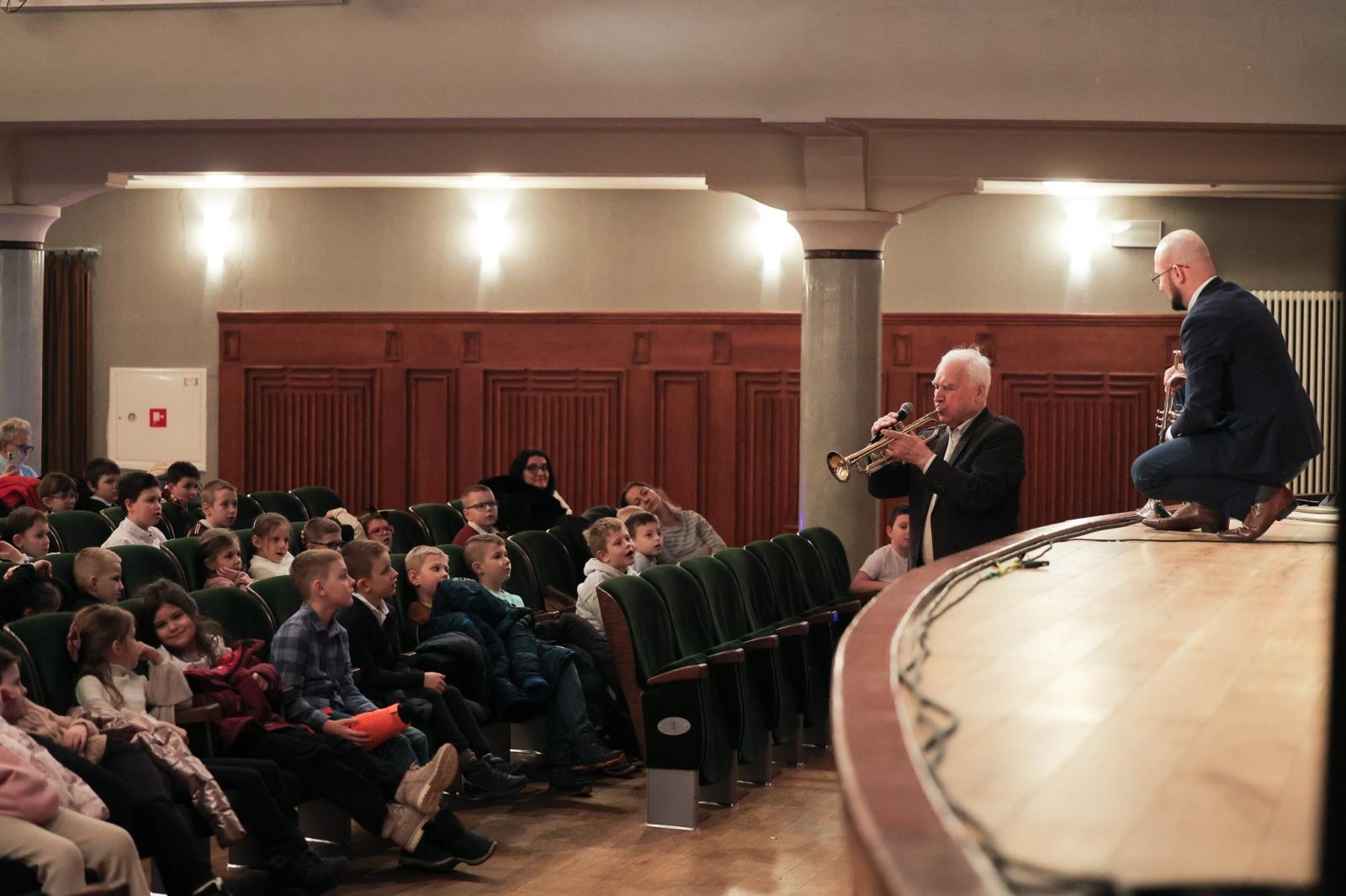 Zdjęcie w galerii na portalu naszraciborz.pl: Być jak Louis Armstrong? TRĄBKA w kilku odsłonach na koncertach umuzykalniających wiadomości z regionu