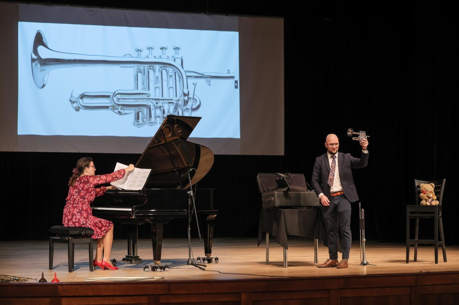 Zdjęcie w galerii na portalu naszraciborz.pl: Być jak Louis Armstrong? TRĄBKA w kilku odsłonach na koncertach umuzykalniających wiadomości z regionu