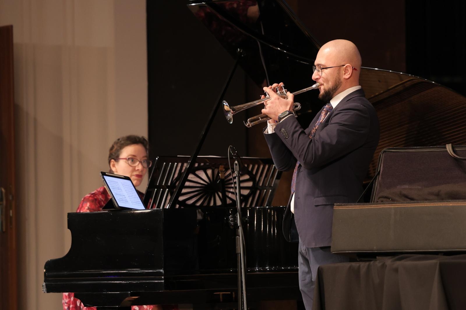 Zdjęcie w galerii na portalu naszraciborz.pl: Być jak Louis Armstrong? TRĄBKA w kilku odsłonach na koncertach umuzykalniających wiadomości z regionu