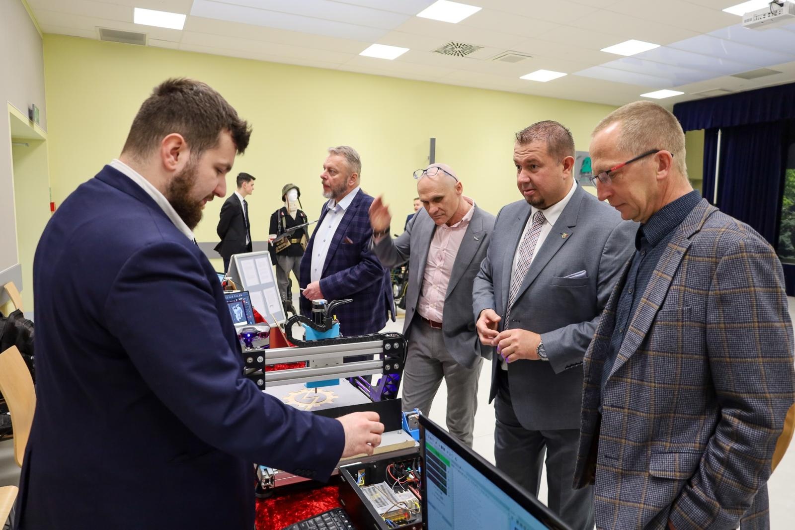 Zdjęcie w galerii na portalu naszraciborz.pl: Konkurs prac uczniowskich w Mechaniku. Najlepsi młodzi konstruktorzy nagrodzeni wiadomości z regionu