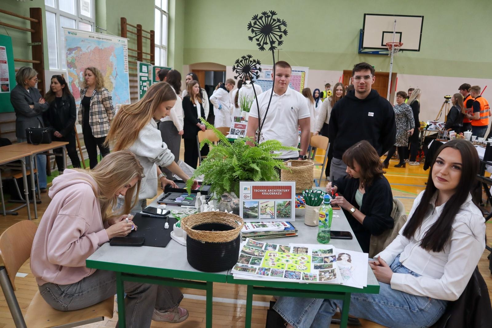 Zdjęcie w galerii na portalu naszraciborz.pl: Trwają dni otwarte szkół ponadpodstawowych w powiecie raciborskim. Ponad tysiąc miejsc czeka na absolwentów podstawówek wiadomości z regionu