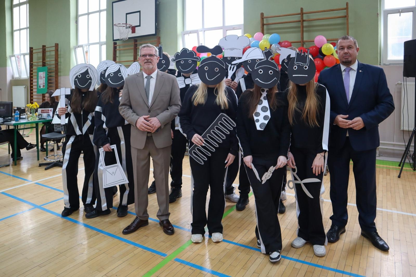 Zdjęcie w galerii na portalu naszraciborz.pl: Trwają dni otwarte szkół ponadpodstawowych w powiecie raciborskim. Ponad tysiąc miejsc czeka na absolwentów podstawówek wiadomości z regionu