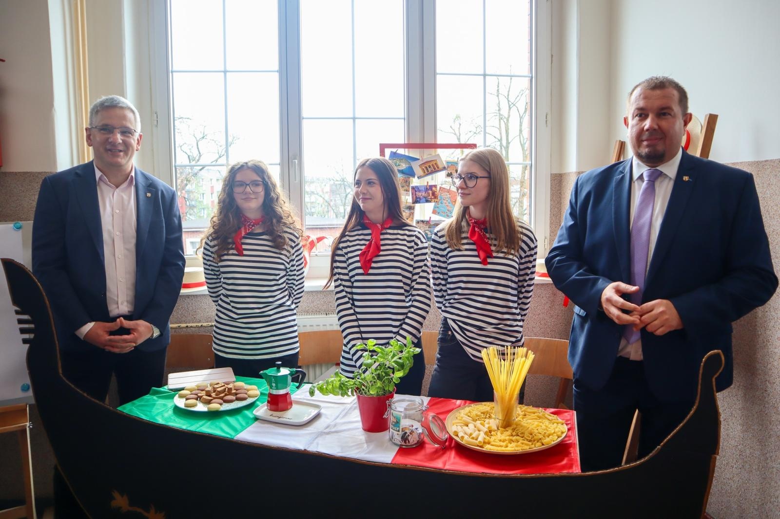 Zdjęcie w galerii na portalu naszraciborz.pl: Trwają dni otwarte szkół ponadpodstawowych w powiecie raciborskim. Ponad tysiąc miejsc czeka na absolwentów podstawówek wiadomości z regionu