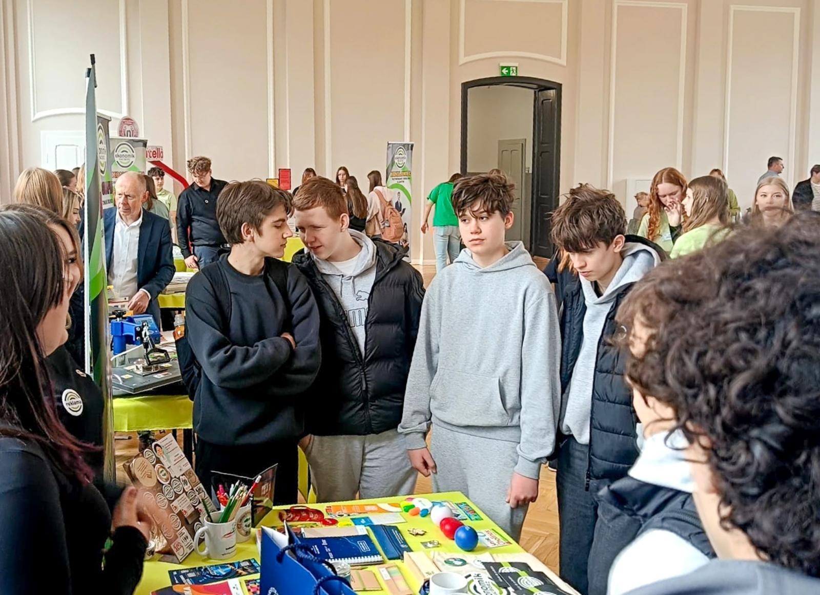 Zdjęcie w galerii na portalu naszraciborz.pl: Trwają dni otwarte szkół ponadpodstawowych w powiecie raciborskim. Ponad tysiąc miejsc czeka na absolwentów podstawówek wiadomości z regionu