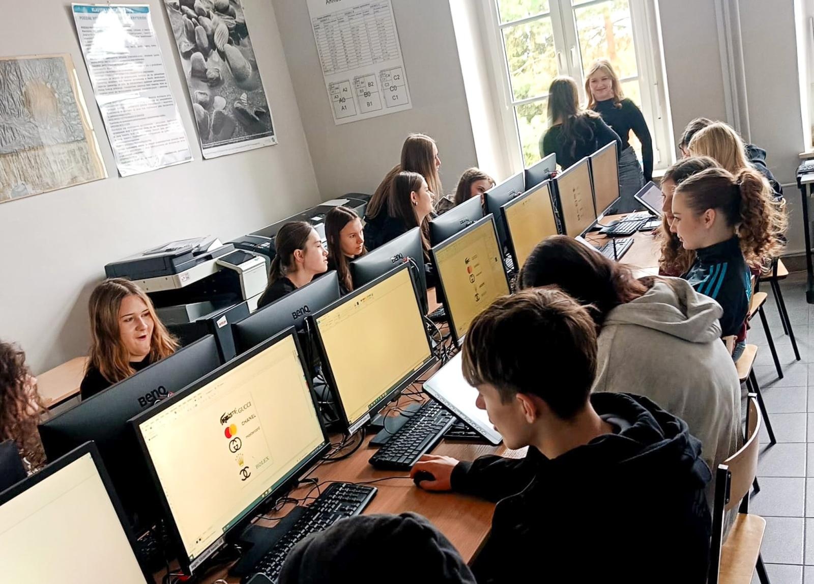 Zdjęcie w galerii na portalu naszraciborz.pl: Trwają dni otwarte szkół ponadpodstawowych w powiecie raciborskim. Ponad tysiąc miejsc czeka na absolwentów podstawówek wiadomości z regionu