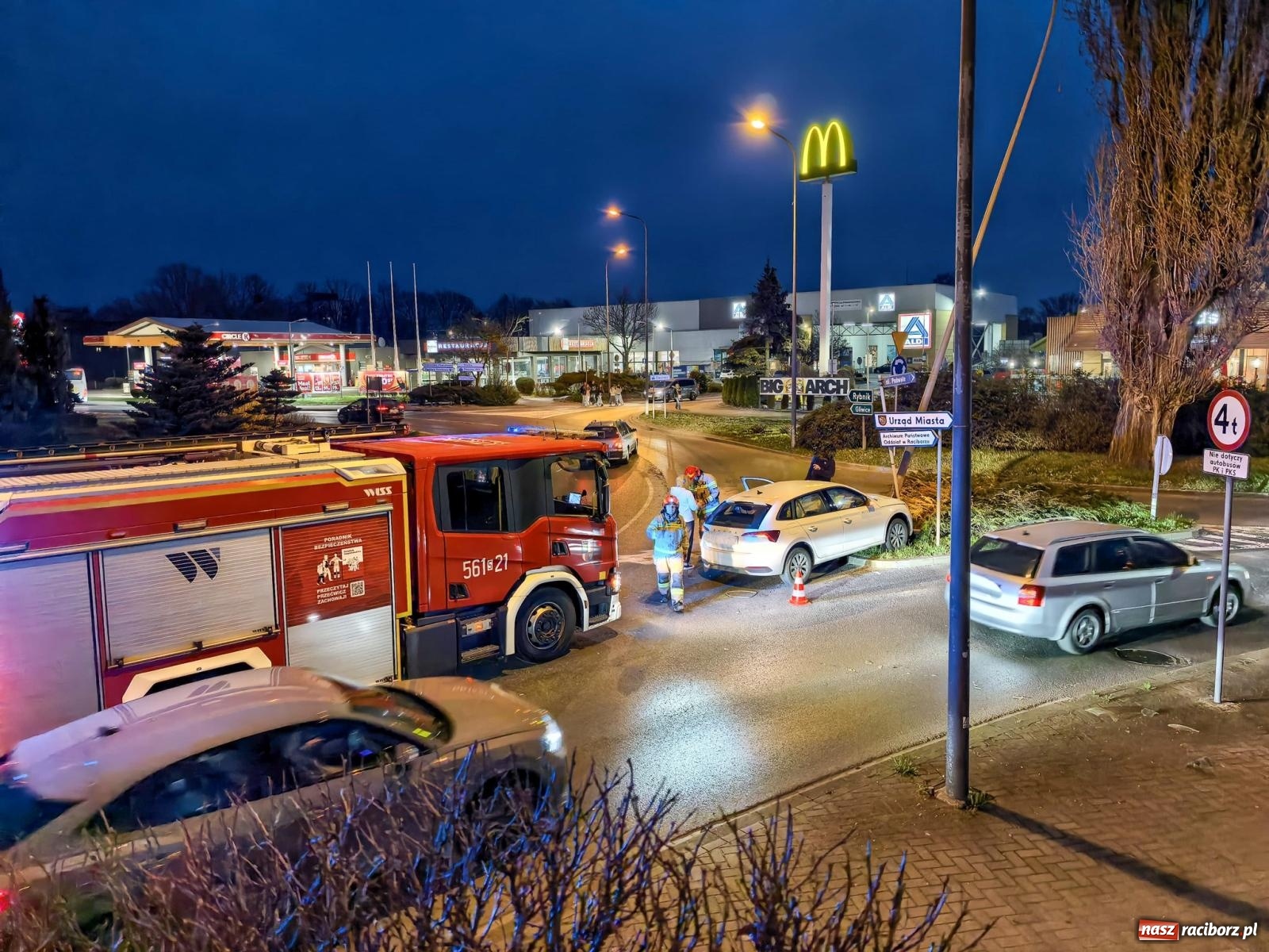 Zdjęcie w galerii na portalu naszraciborz.pl: Skoda uderzyła w latarnię na rondzie. Kierująca z dwoma promilami wiadomości z regionu