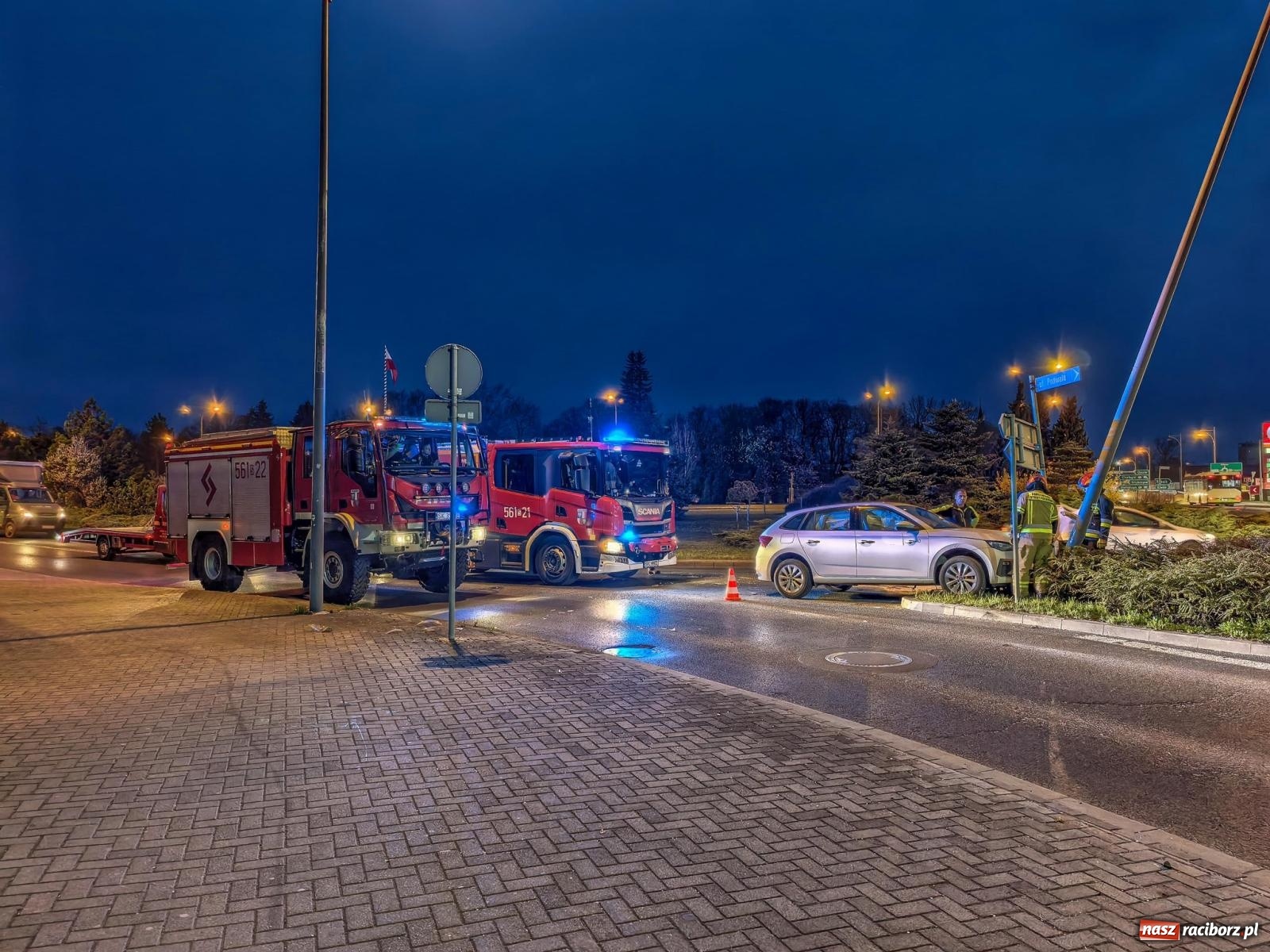 Zdjęcie w galerii na portalu naszraciborz.pl: Skoda uderzyła w latarnię na rondzie. Kierująca z dwoma promilami wiadomości z regionu