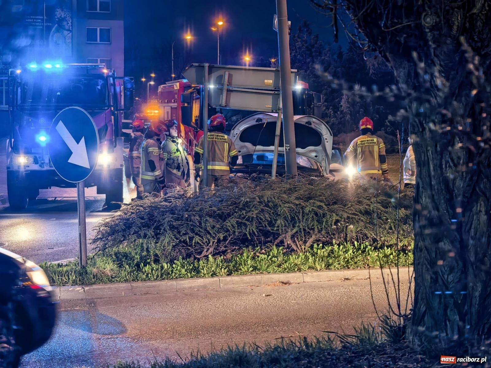 Zdjęcie w galerii na portalu naszraciborz.pl: Skoda uderzyła w latarnię na rondzie. Kierująca z dwoma promilami wiadomości z regionu