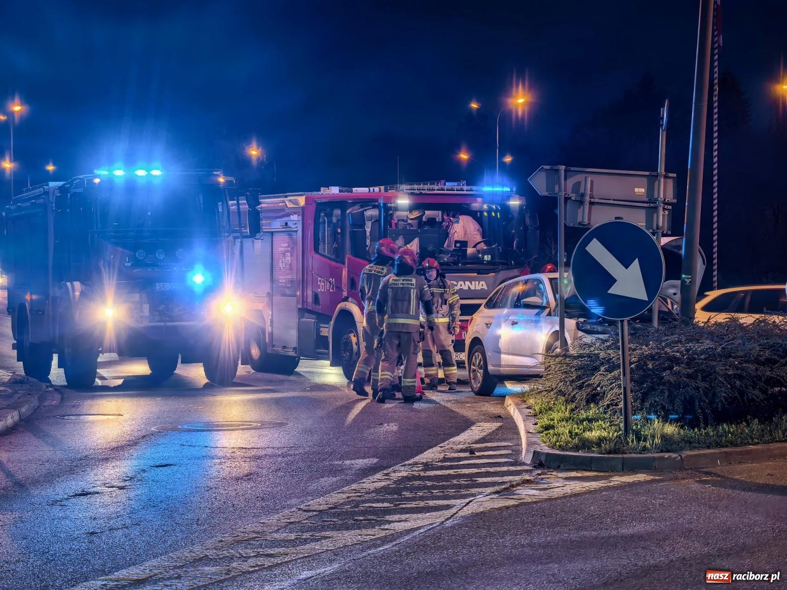Zdjęcie w galerii na portalu naszraciborz.pl: Skoda uderzyła w latarnię na rondzie. Kierująca z dwoma promilami wiadomości z regionu