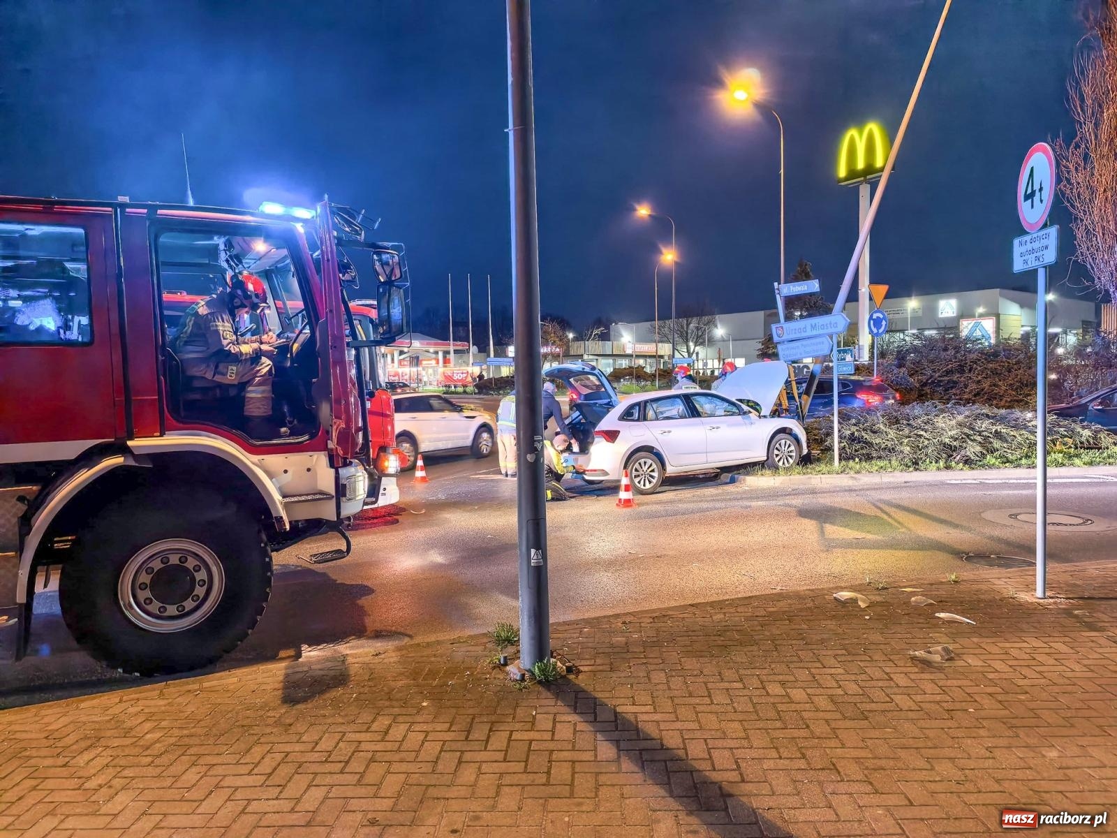 Zdjęcie w galerii na portalu naszraciborz.pl: Skoda uderzyła w latarnię na rondzie. Kierująca z dwoma promilami wiadomości z regionu