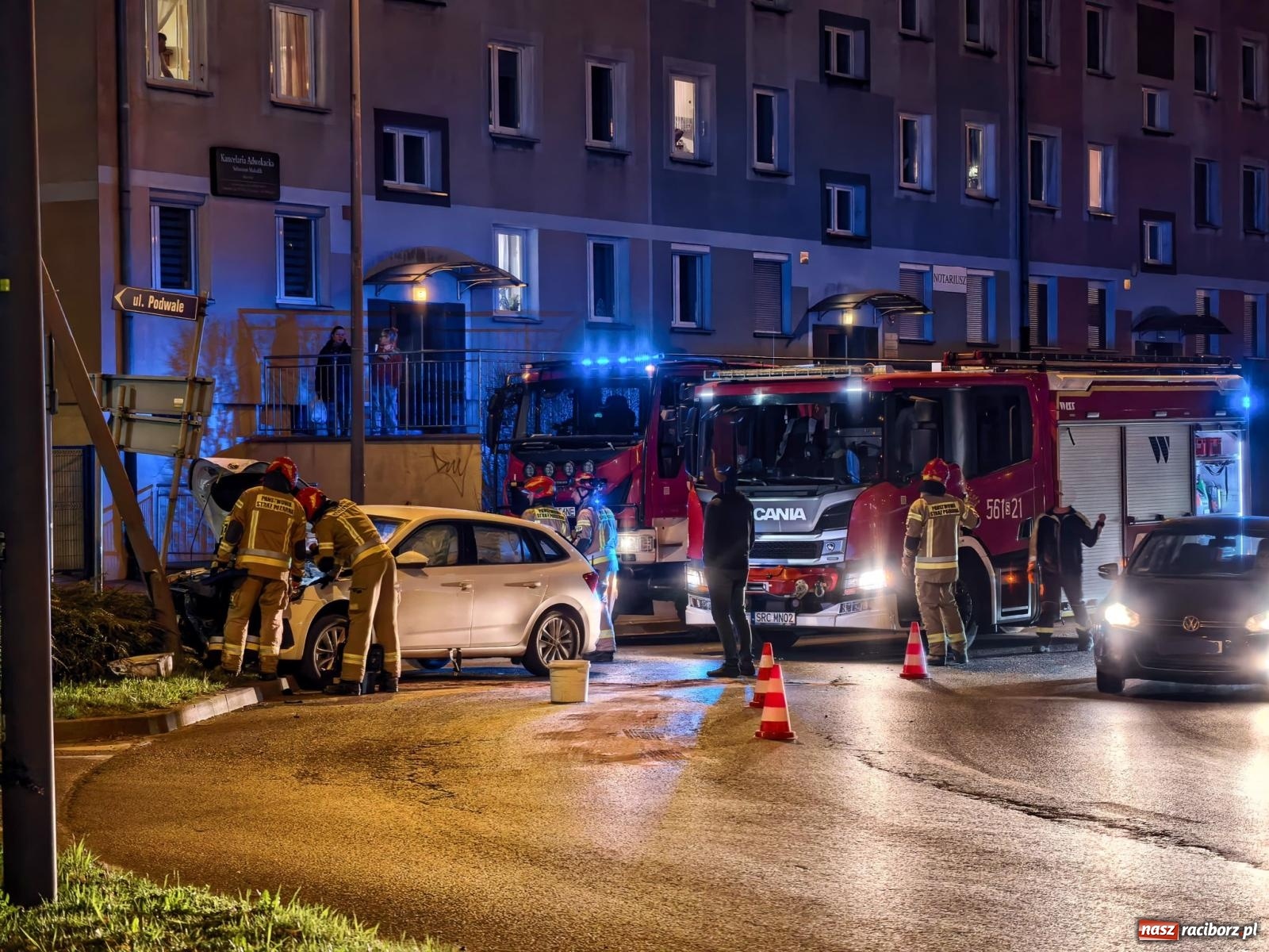Zdjęcie w galerii na portalu naszraciborz.pl: Skoda uderzyła w latarnię na rondzie. Kierująca z dwoma promilami wiadomości z regionu