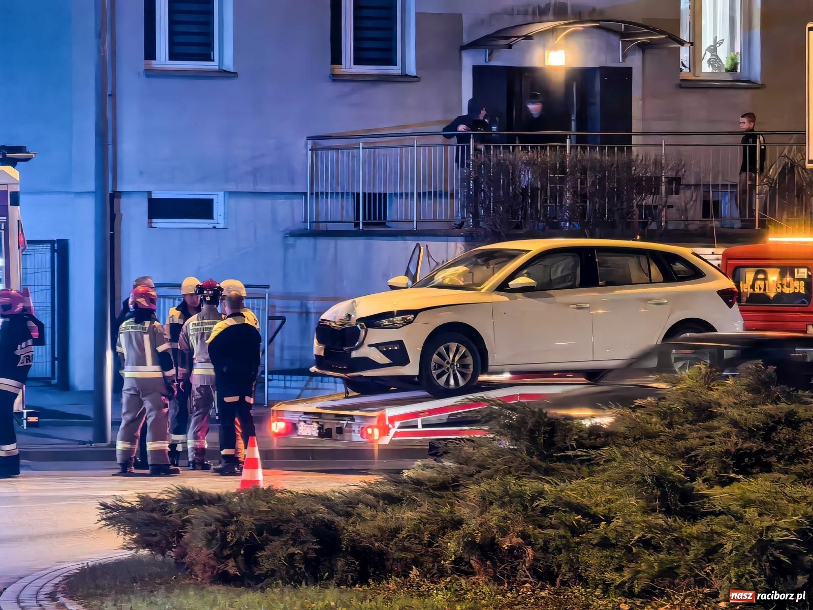 Zdjęcie w galerii na portalu naszraciborz.pl: Skoda uderzyła w latarnię na rondzie. Kierująca z dwoma promilami wiadomości z regionu