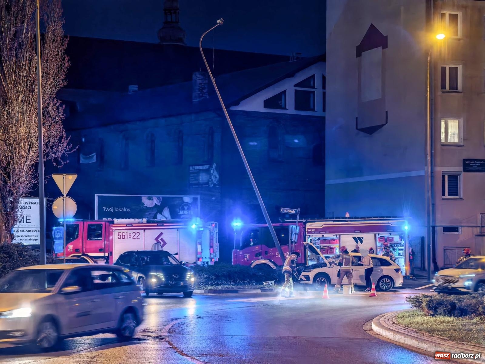 Zdjęcie w galerii na portalu naszraciborz.pl: Skoda uderzyła w latarnię na rondzie. Kierująca z dwoma promilami wiadomości z regionu