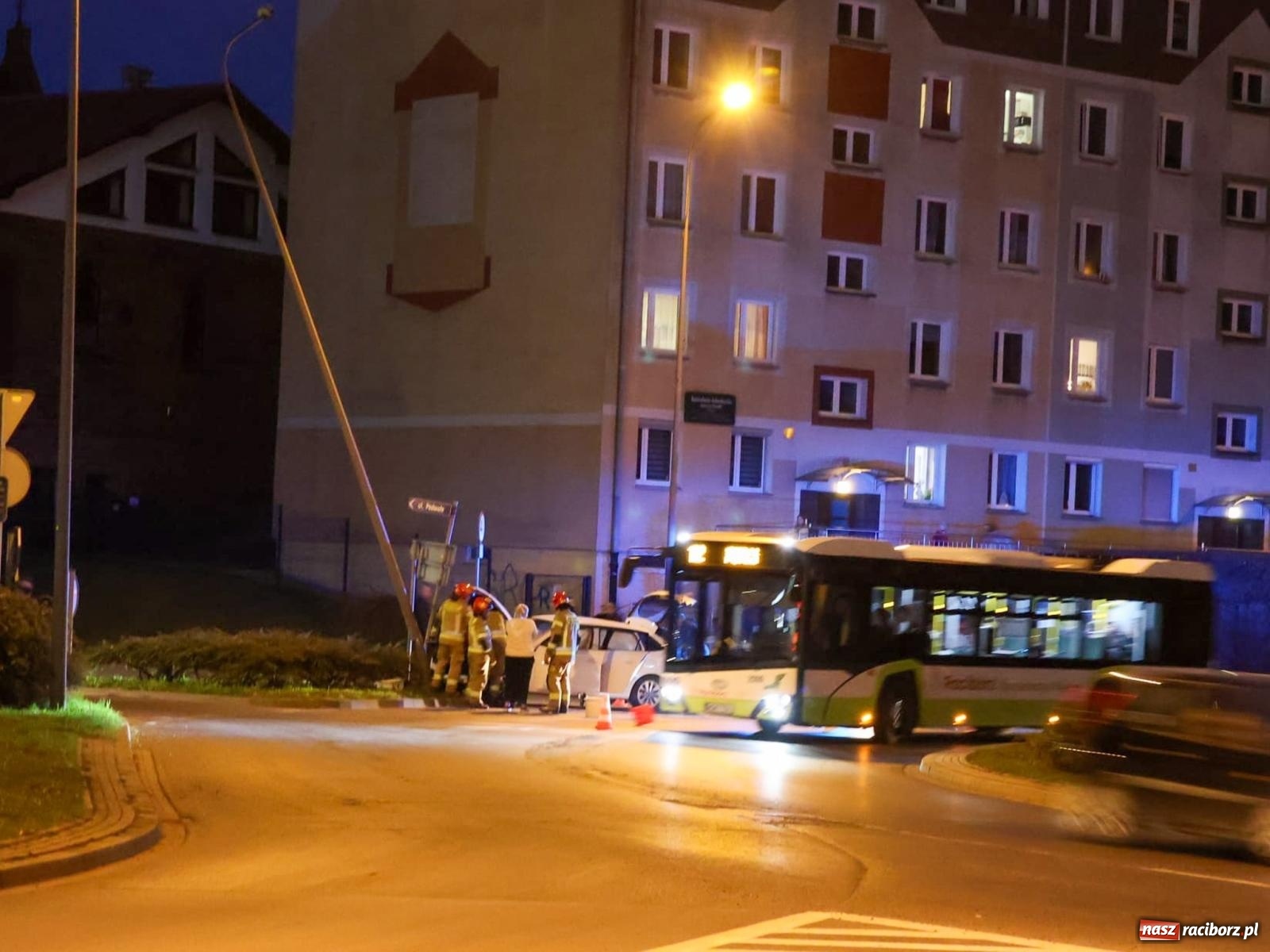 Zdjęcie w galerii na portalu naszraciborz.pl: Skoda uderzyła w latarnię na rondzie. Kierująca z dwoma promilami wiadomości z regionu