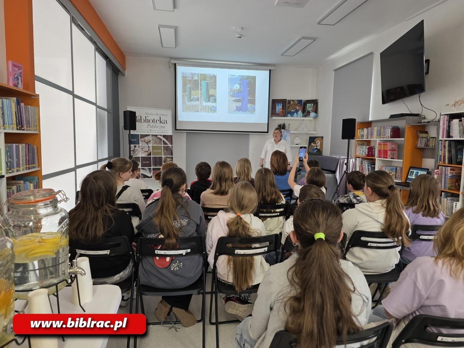 Zdjęcie w galerii na portalu naszraciborz.pl: Światowy Dzień Wody z Wodociągami Raciborskimi w bibliotece wiadomości z regionu