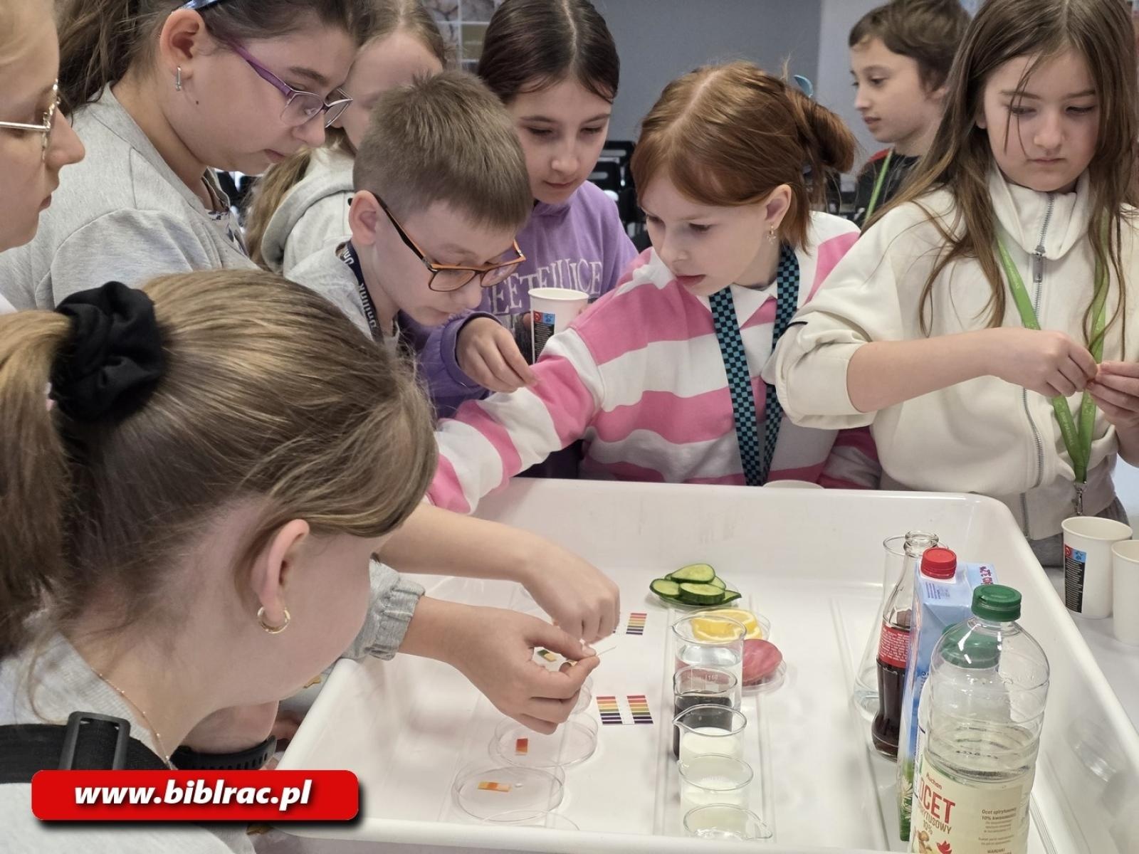 Zdjęcie w galerii na portalu naszraciborz.pl: Światowy Dzień Wody z Wodociągami Raciborskimi w bibliotece wiadomości z regionu