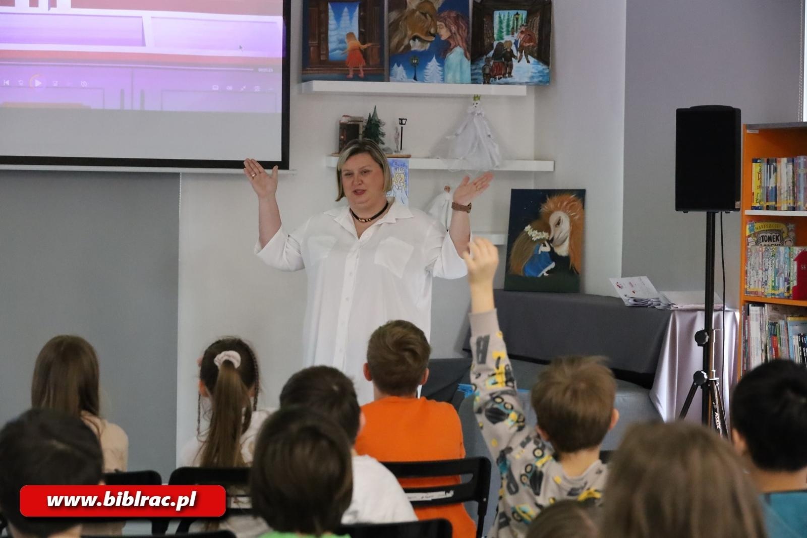 Zdjęcie w galerii na portalu naszraciborz.pl: Światowy Dzień Wody z Wodociągami Raciborskimi w bibliotece wiadomości z regionu