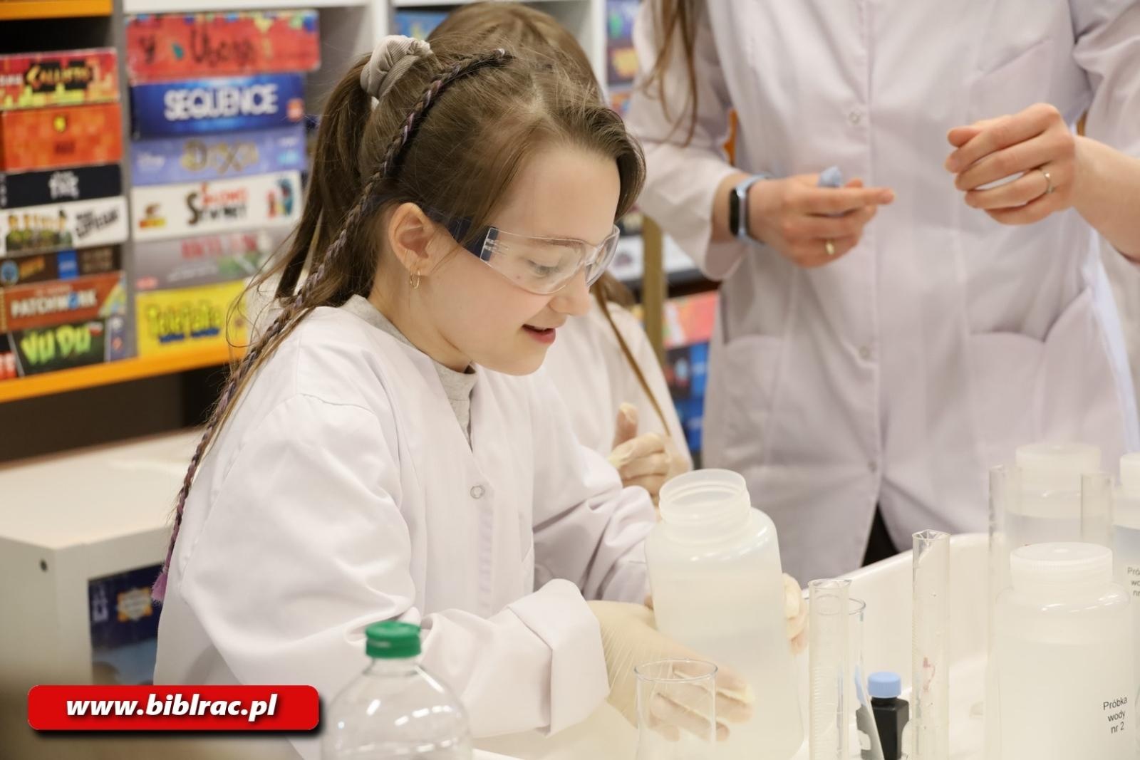 Zdjęcie w galerii na portalu naszraciborz.pl: Światowy Dzień Wody z Wodociągami Raciborskimi w bibliotece wiadomości z regionu