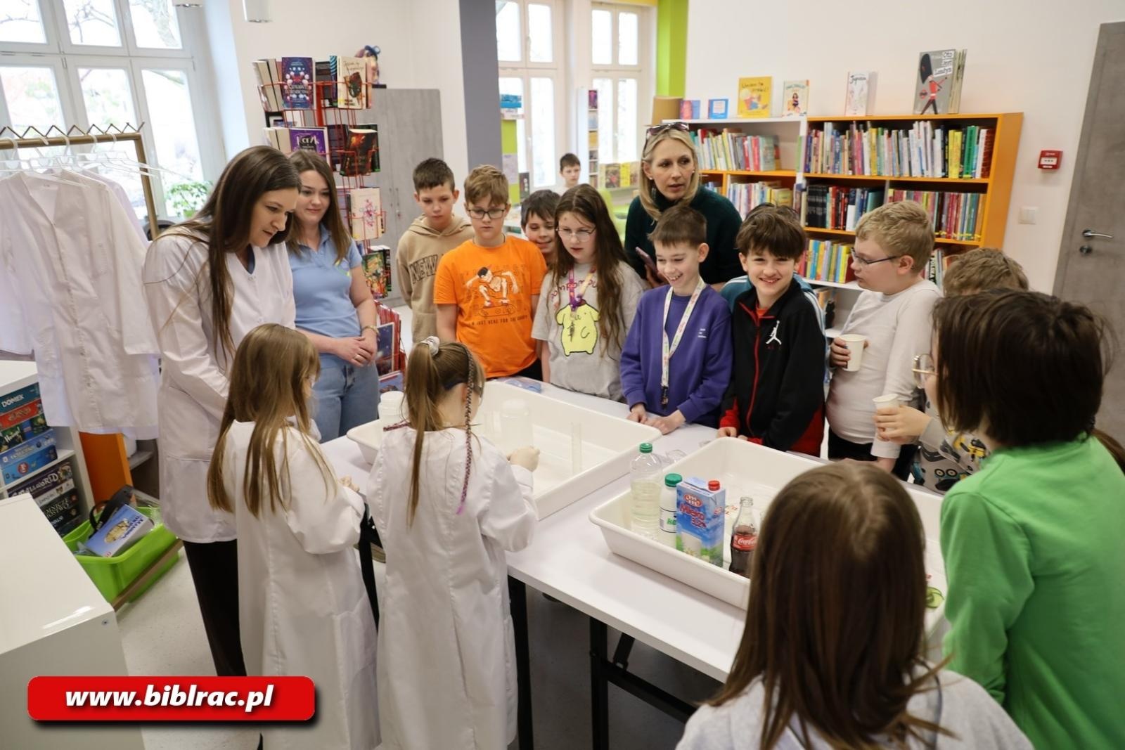 Zdjęcie w galerii na portalu naszraciborz.pl: Światowy Dzień Wody z Wodociągami Raciborskimi w bibliotece wiadomości z regionu