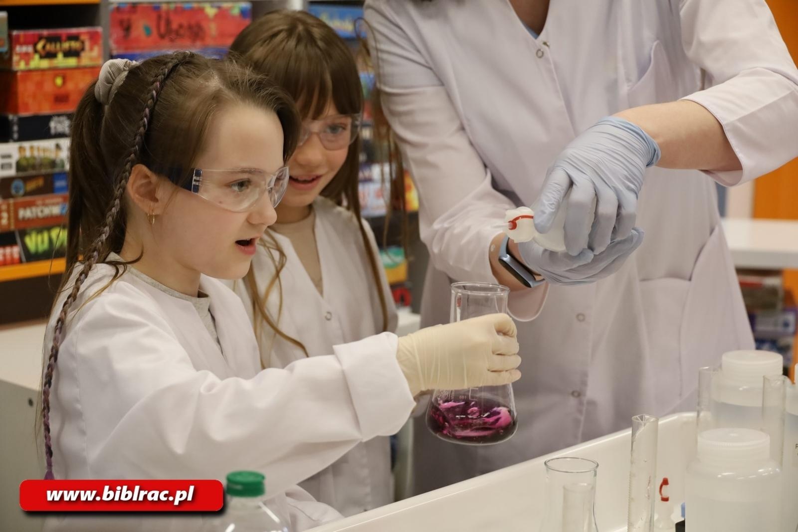 Zdjęcie w galerii na portalu naszraciborz.pl: Światowy Dzień Wody z Wodociągami Raciborskimi w bibliotece wiadomości z regionu