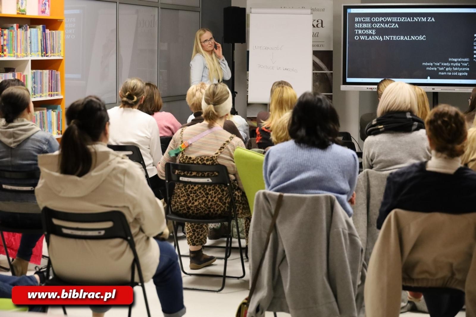 Zdjęcie w galerii na portalu naszraciborz.pl: Jak mówić NIE z czystym sumieniem? Anita Kiderys w raciborskiej bibliotece wiadomości z regionu