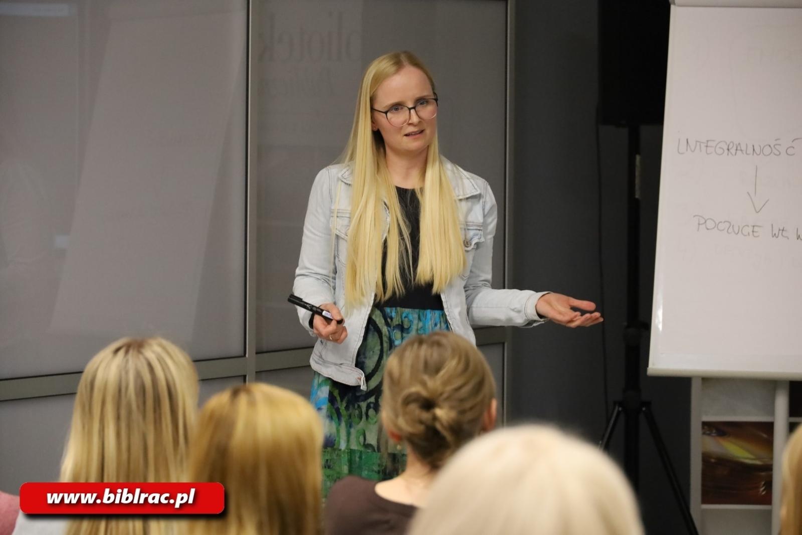 Zdjęcie w galerii na portalu naszraciborz.pl: Jak mówić NIE z czystym sumieniem? Anita Kiderys w raciborskiej bibliotece wiadomości z regionu
