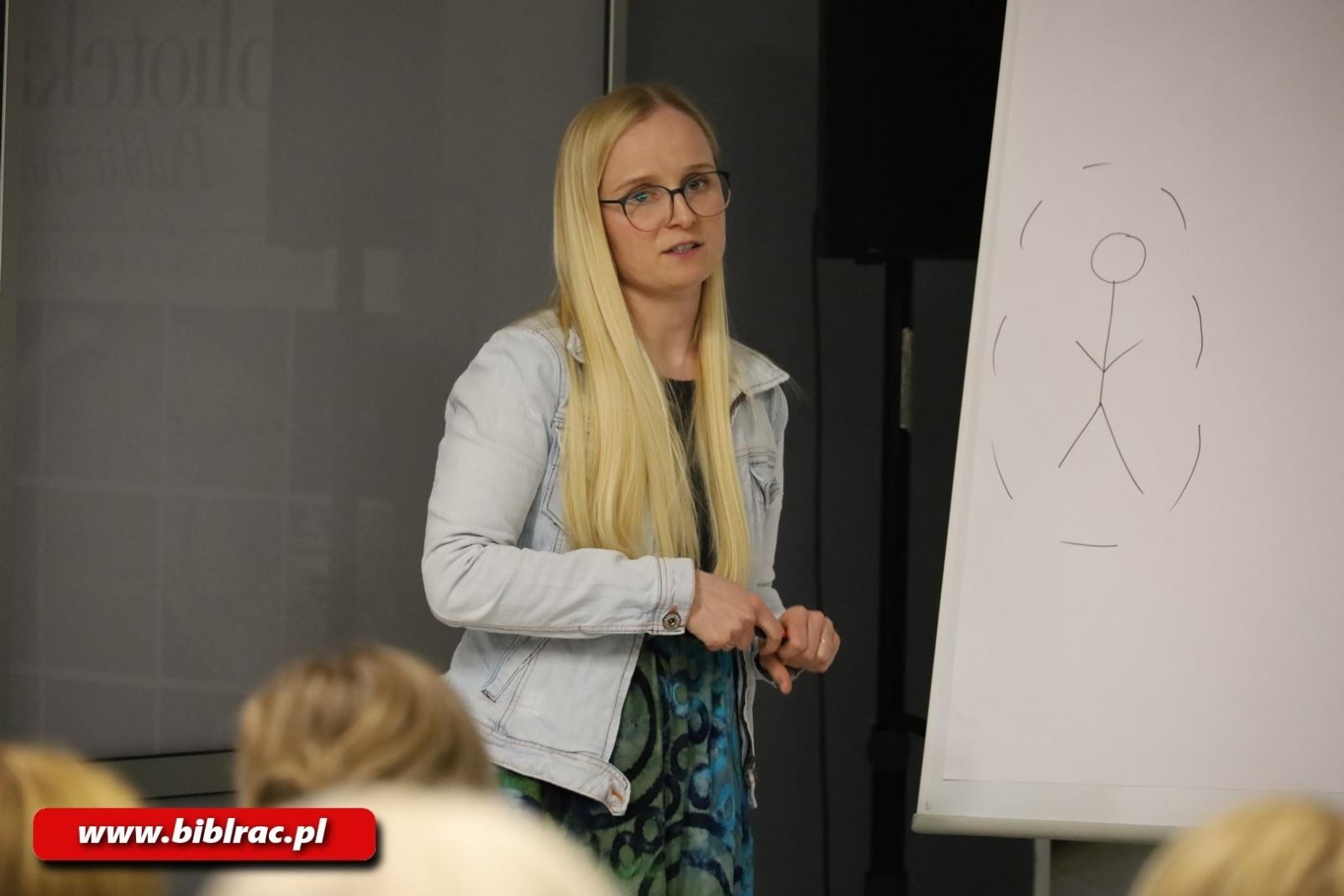 Zdjęcie w galerii na portalu naszraciborz.pl: Jak mówić NIE z czystym sumieniem? Anita Kiderys w raciborskiej bibliotece wiadomości z regionu