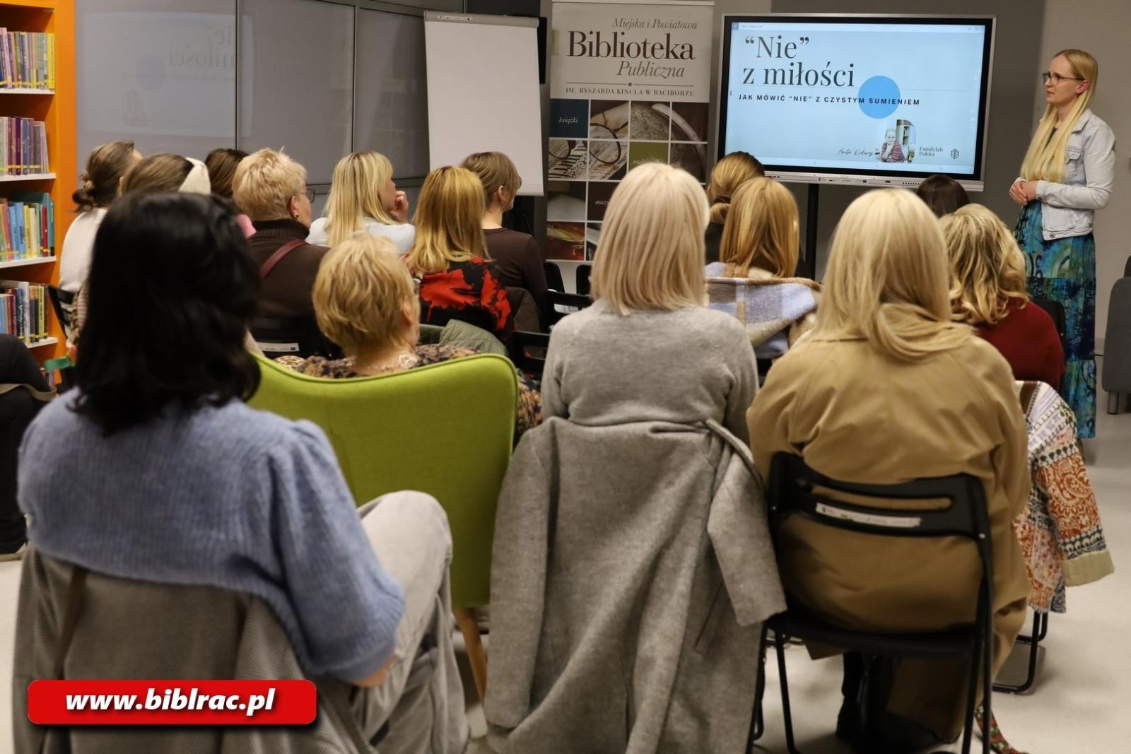 Zdjęcie w galerii na portalu naszraciborz.pl: Jak mówić NIE z czystym sumieniem? Anita Kiderys w raciborskiej bibliotece wiadomości z regionu