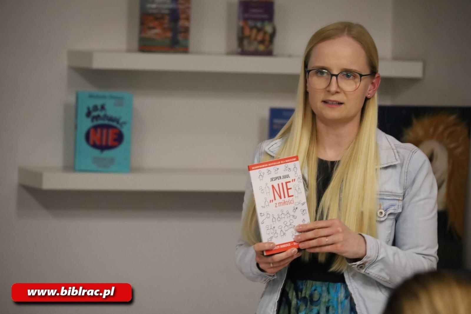Zdjęcie w galerii na portalu naszraciborz.pl: Jak mówić NIE z czystym sumieniem? Anita Kiderys w raciborskiej bibliotece wiadomości z regionu